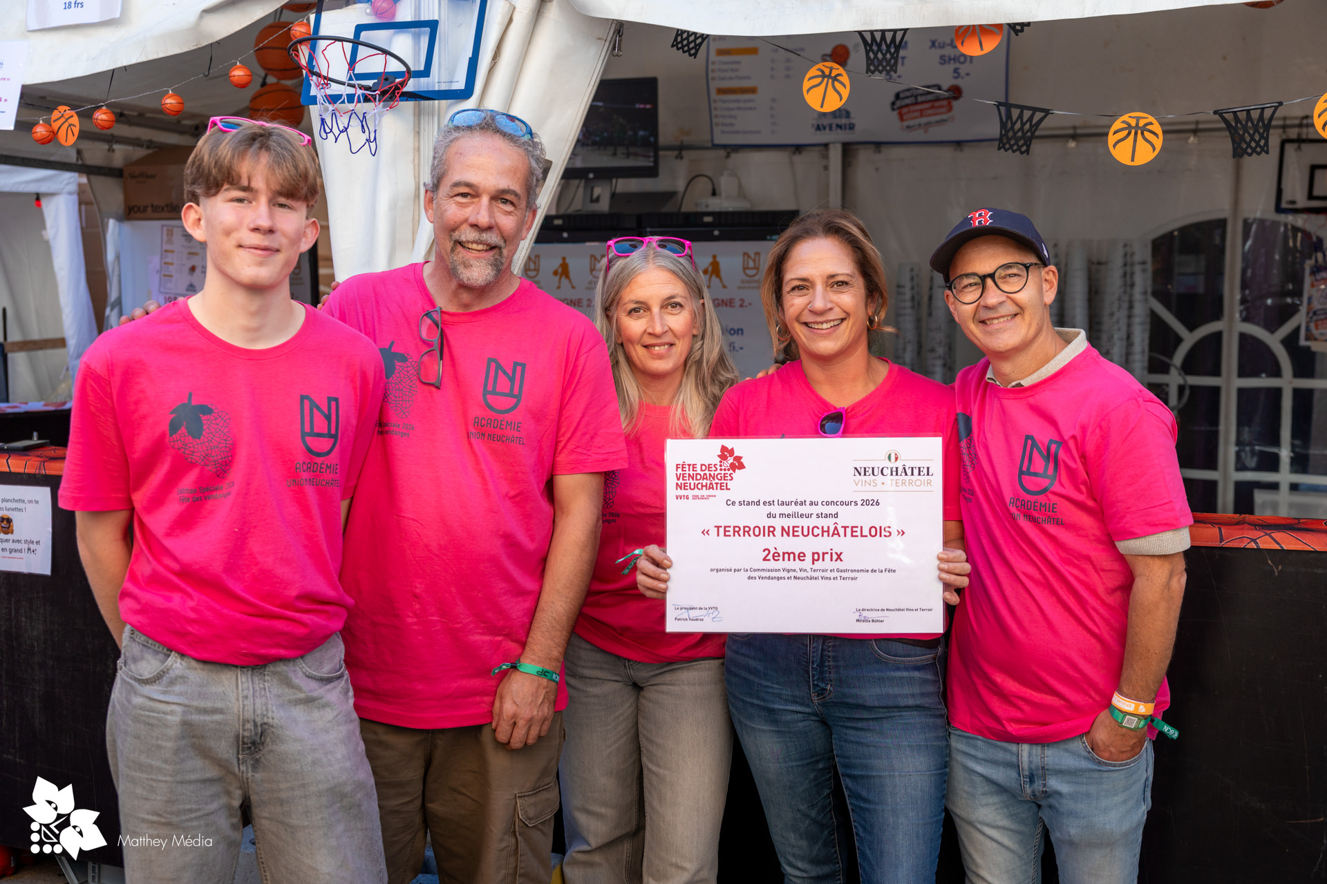 L’équipe du stand Académie Union Neuchâtel avec son diplôme du concours Terroir neuchâtelois