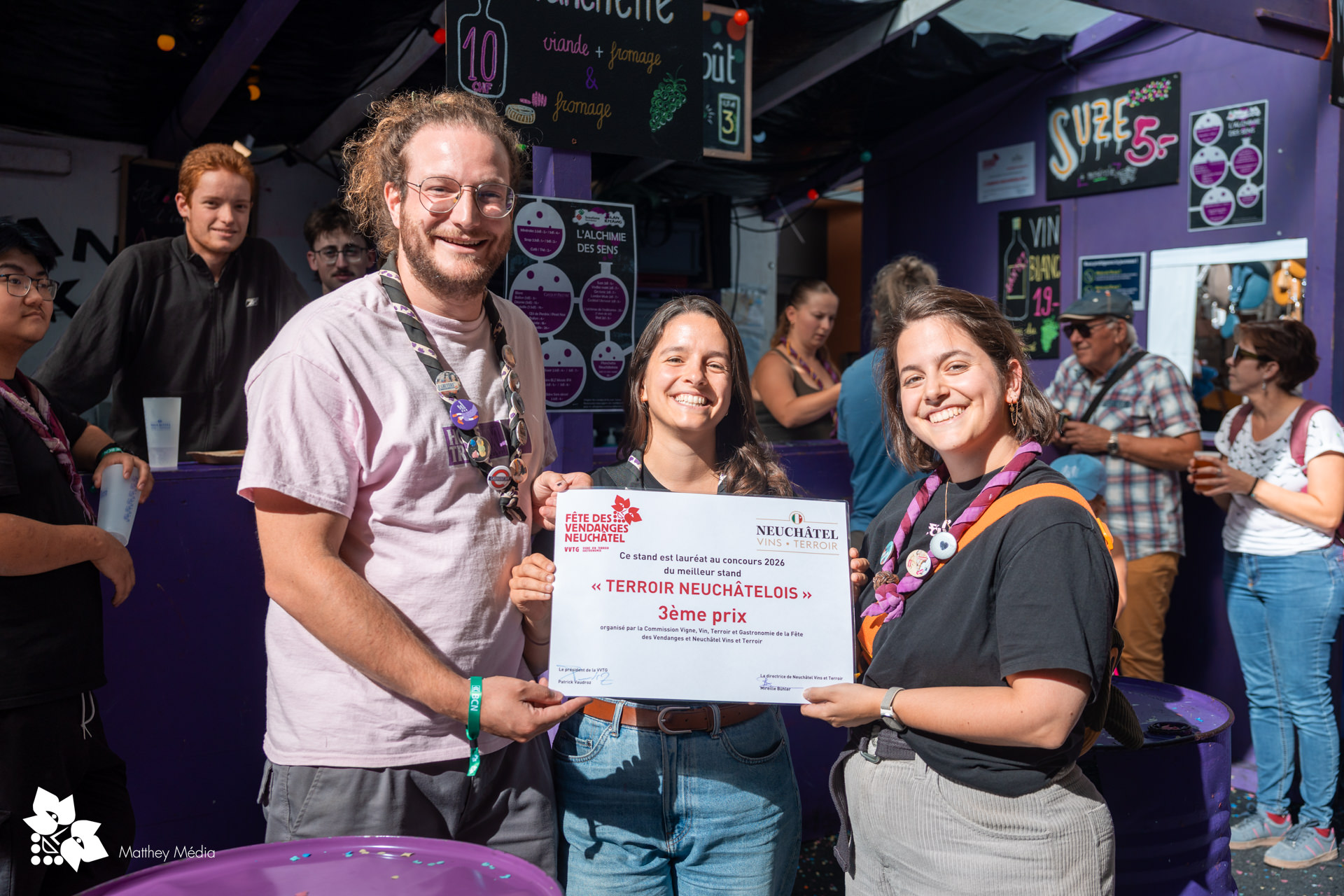 L’équipe du stand Scouts neuchâtelois avec son diplôme du concours Terroir neuchâtelois