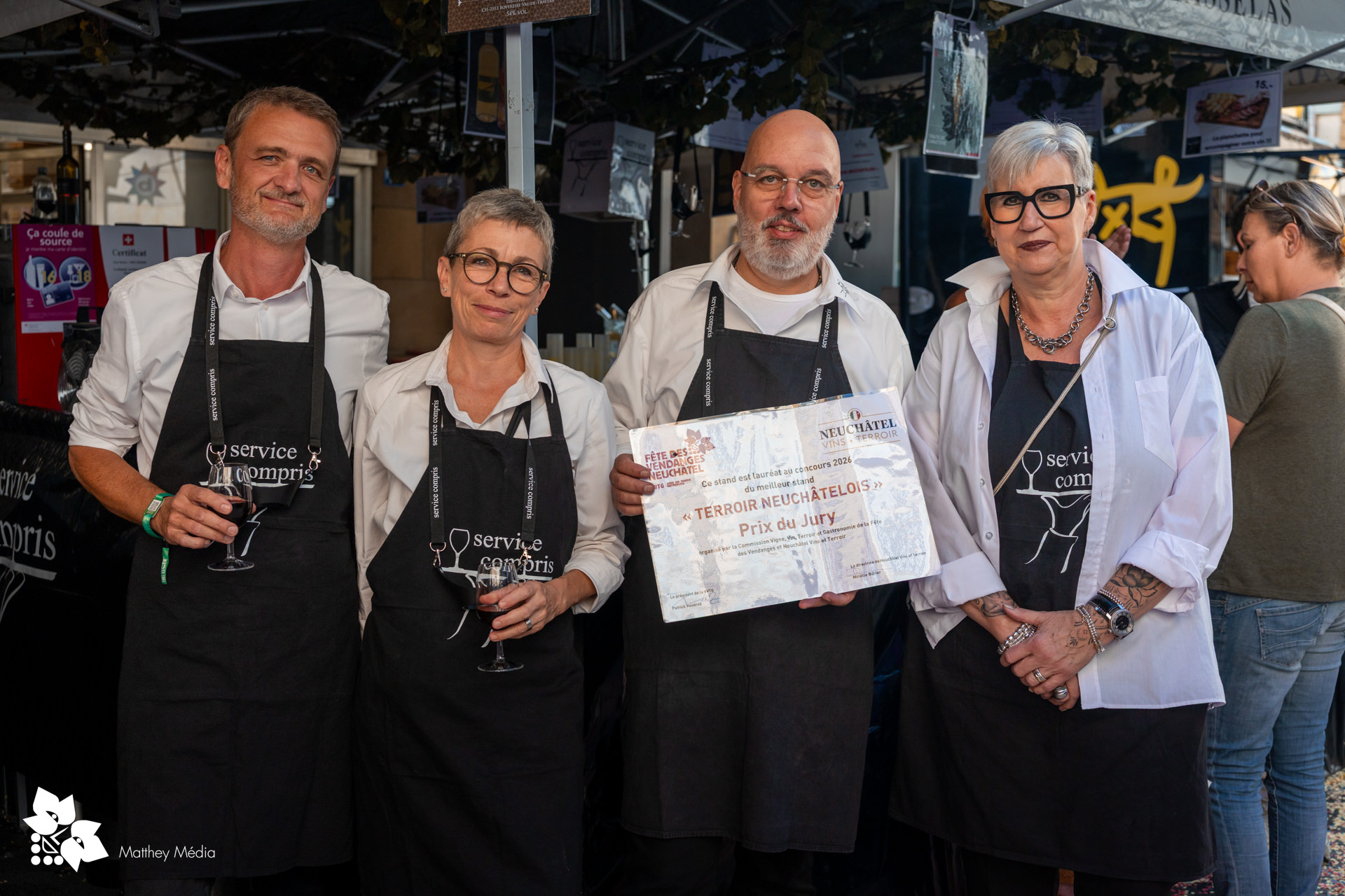 L’équipe du stand Service Compris avec son diplôme du concours Terroir neuchâtelois